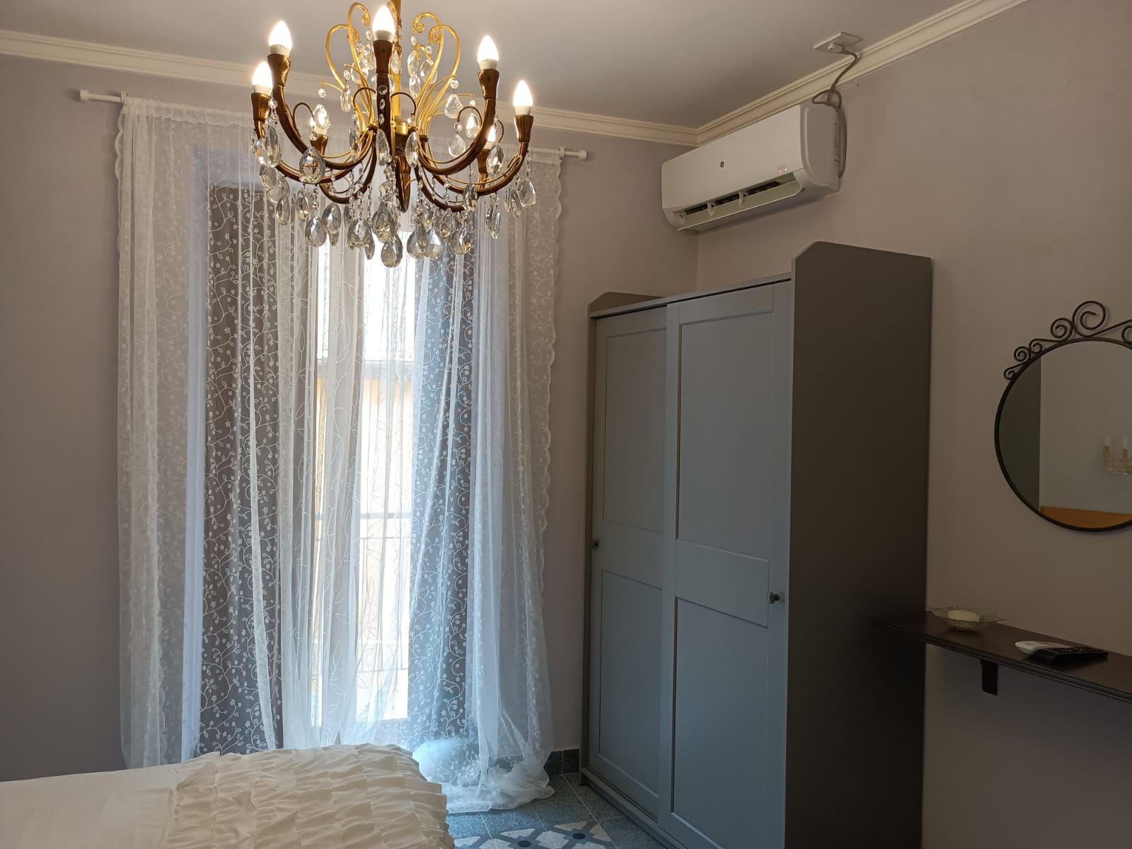 Camera Perla - lampadario cristallo e armadio