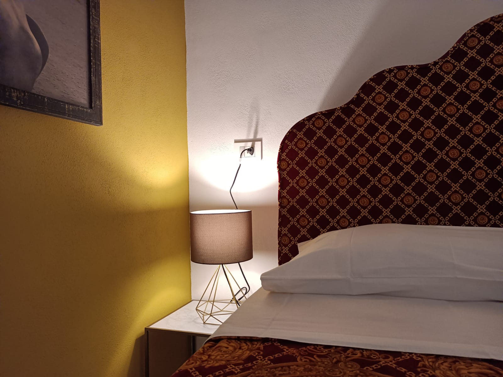 Camera Sicilia - testiera damascata oro e rosso