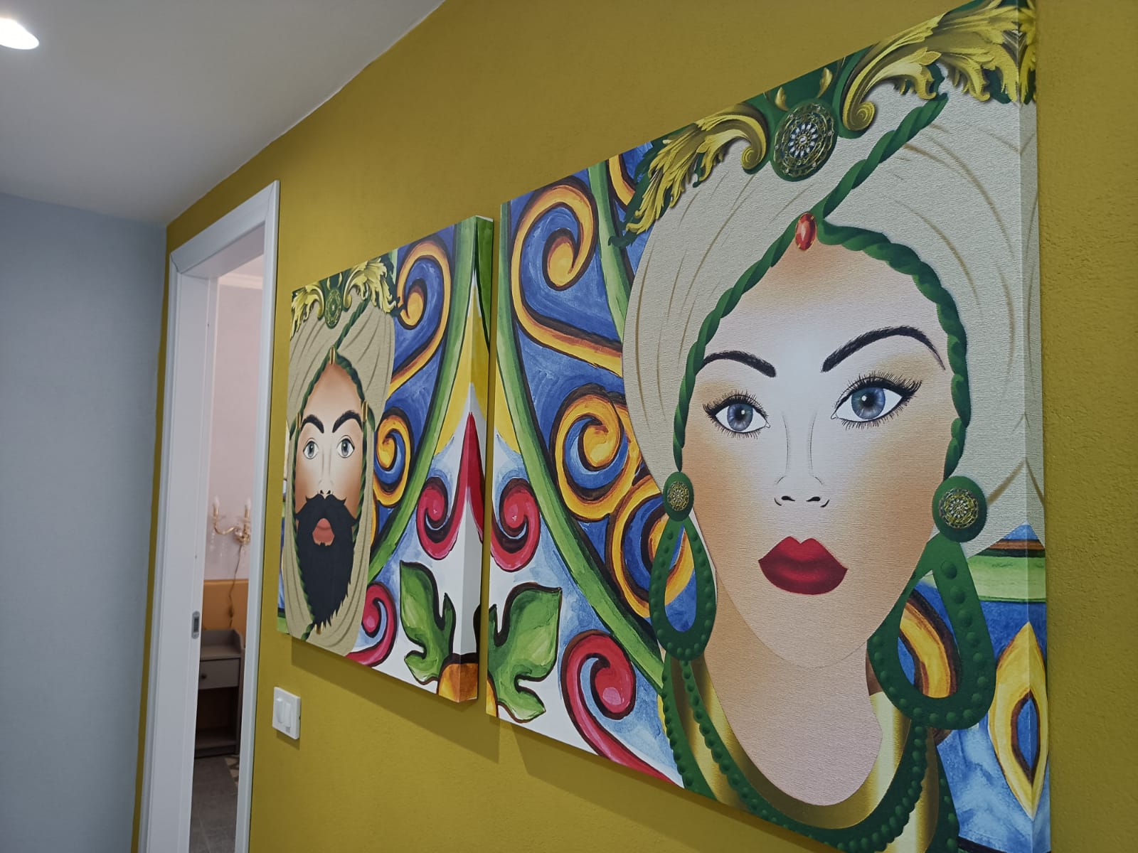 Arte siciliana - Teste di Moro dipinte su parete gialla