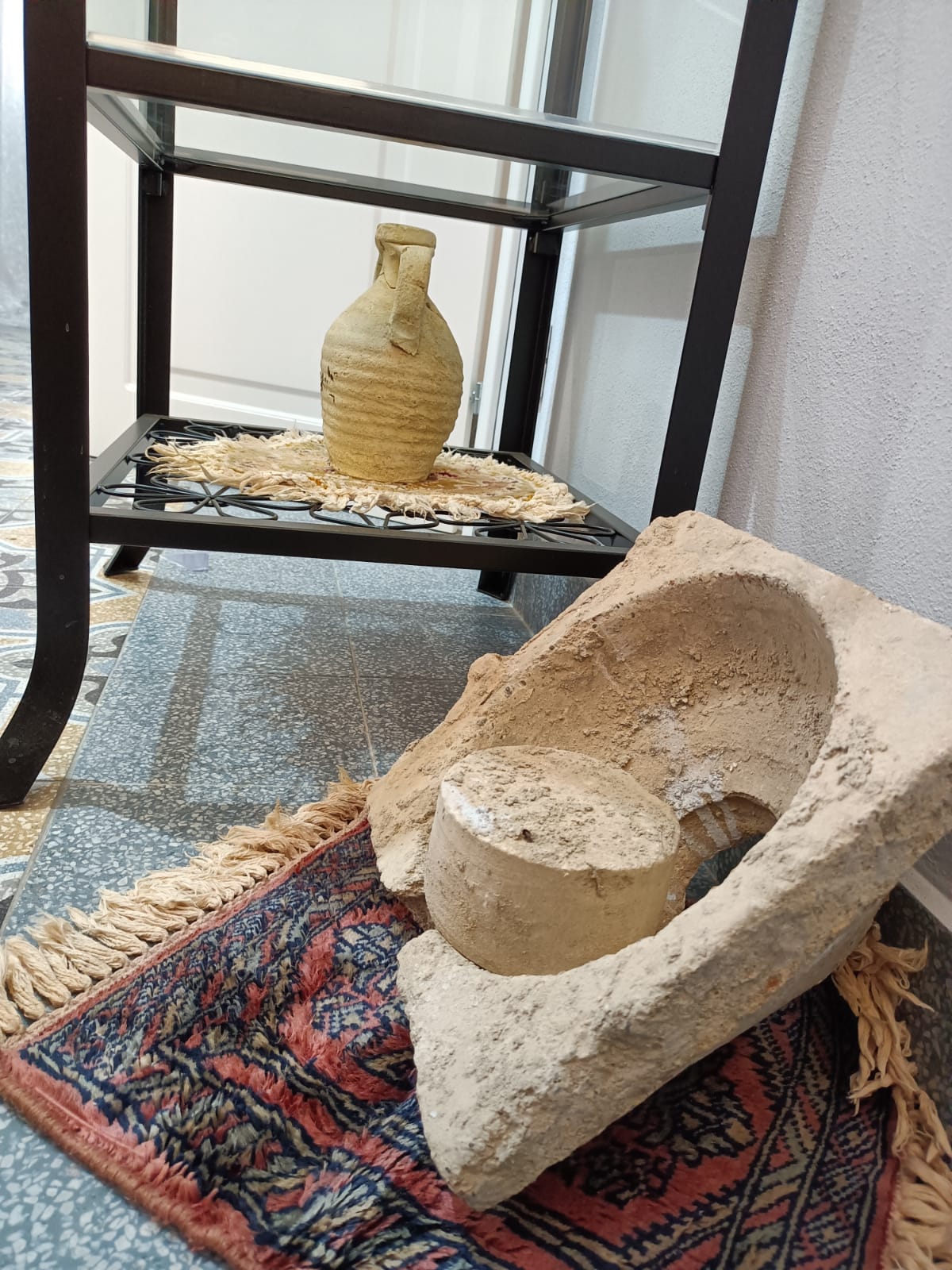 Reperti e oggetti antichi siciliani in soggiorno