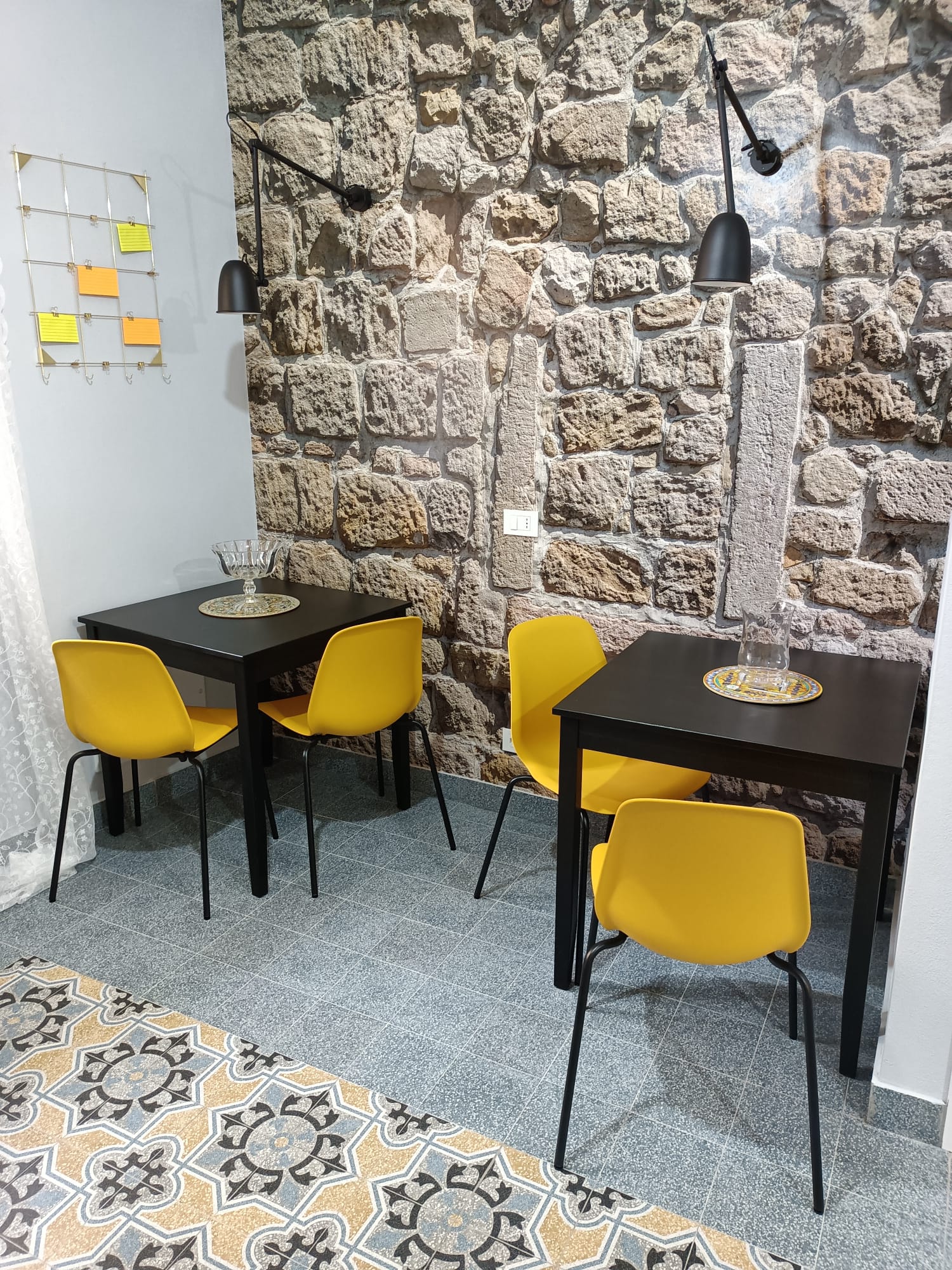 Area pranzo con muro in pietra del centro storico