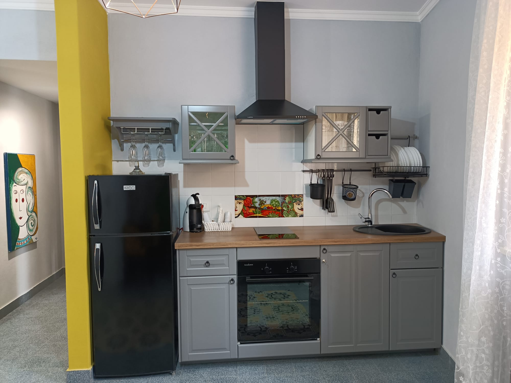 Cucina moderna attrezzata con arte siciliana